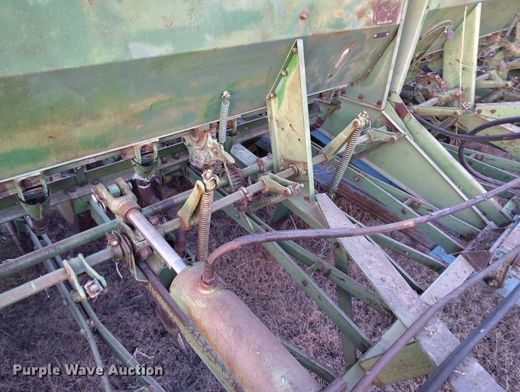 image for item IH9342 John Deere LZ 812 grain drill