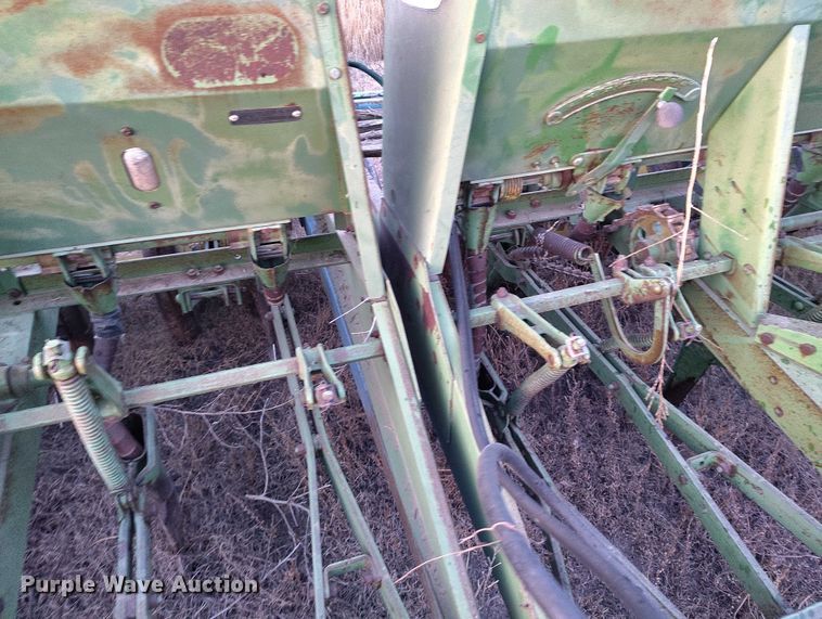 image for item IH9342 John Deere LZ 812 grain drill