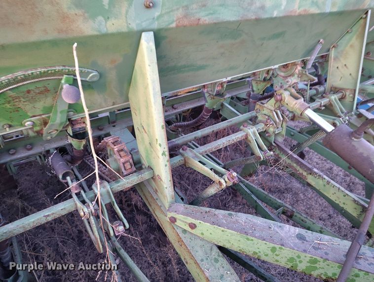 image for item IH9342 John Deere LZ 812 grain drill