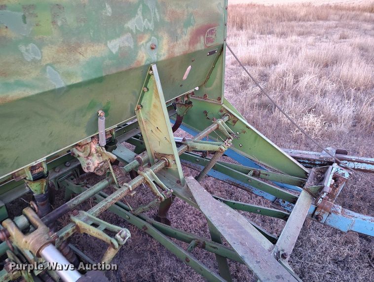 image for item IH9342 John Deere LZ 812 grain drill