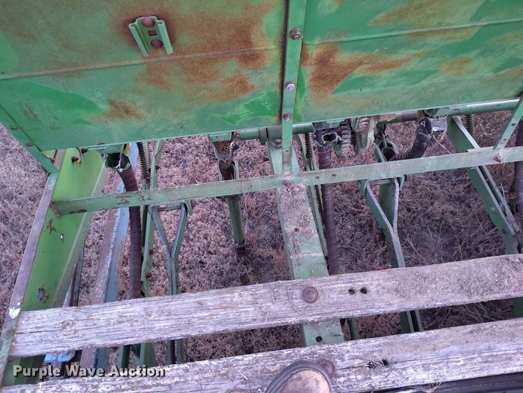 image for item IH9342 John Deere LZ 812 grain drill