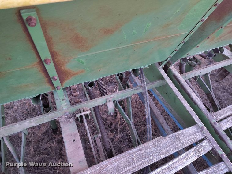 image for item IH9342 John Deere LZ 812 grain drill