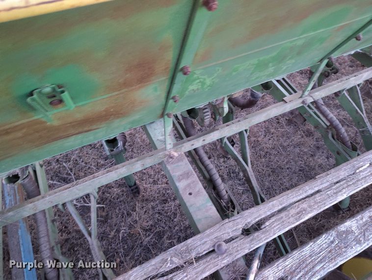 image for item IH9342 John Deere LZ 812 grain drill