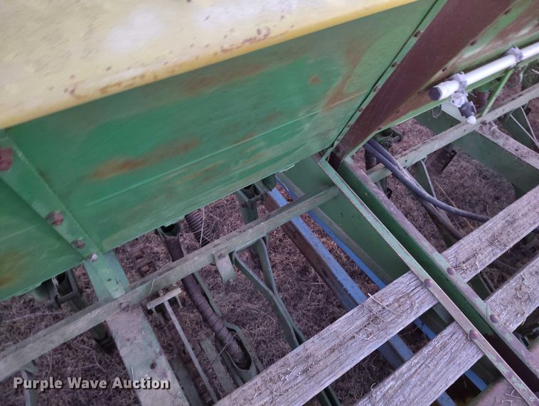 image for item IH9342 John Deere LZ 812 grain drill