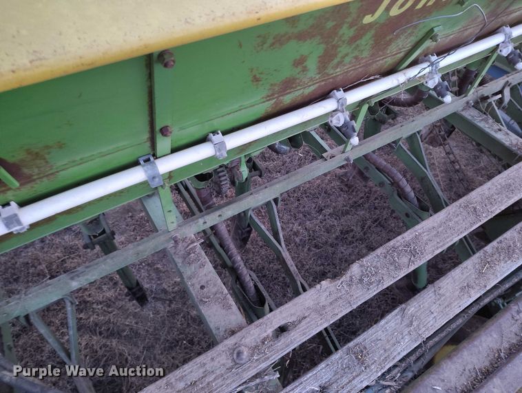 image for item IH9342 John Deere LZ 812 grain drill