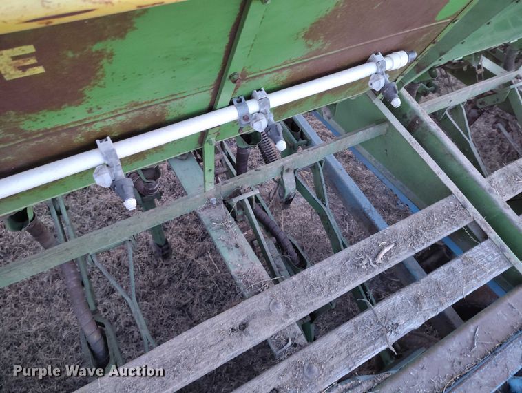 image for item IH9342 John Deere LZ 812 grain drill