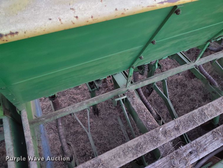 image for item IH9342 John Deere LZ 812 grain drill