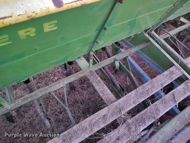 image for item IH9342 John Deere LZ 812 grain drill