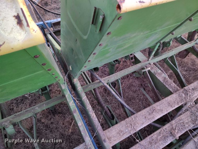 image for item IH9342 John Deere LZ 812 grain drill