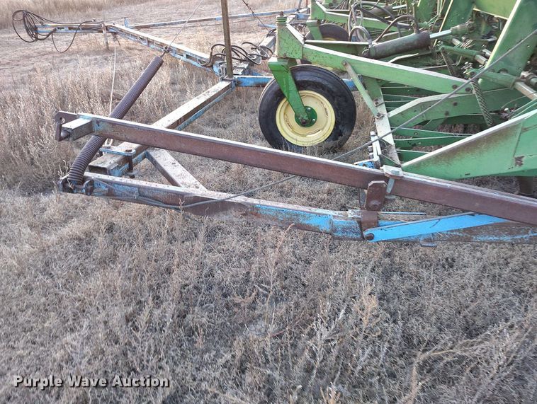 image for item IH9342 John Deere LZ 812 grain drill