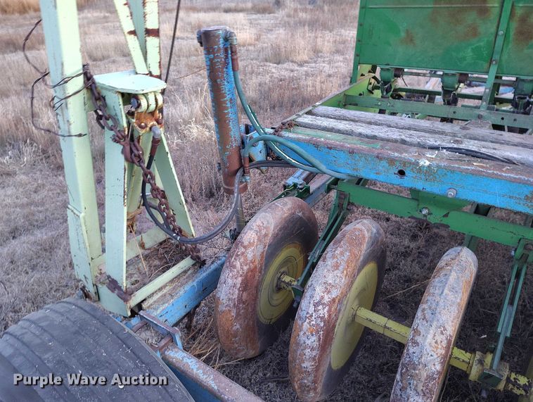 image for item IH9342 John Deere LZ 812 grain drill