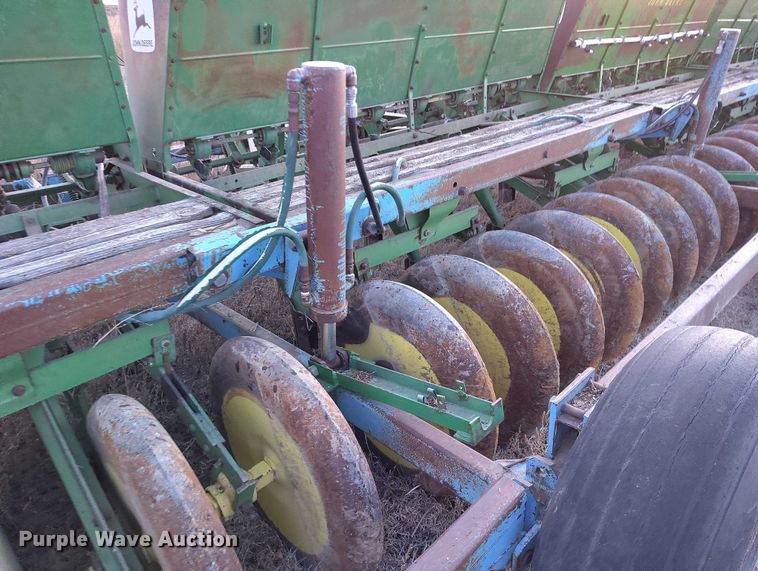 image for item IH9342 John Deere LZ 812 grain drill