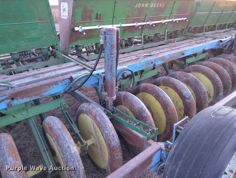 image for item IH9342 John Deere LZ 812 grain drill