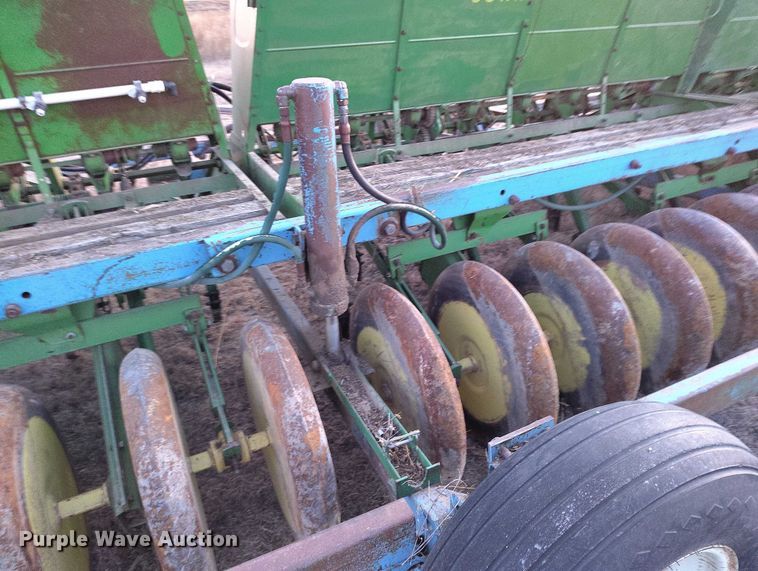 image for item IH9342 John Deere LZ 812 grain drill