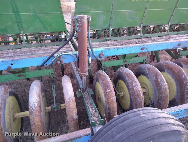 image for item IH9342 John Deere LZ 812 grain drill