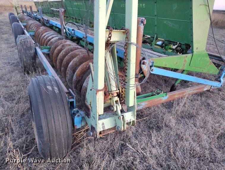 image for item IH9342 John Deere LZ 812 grain drill