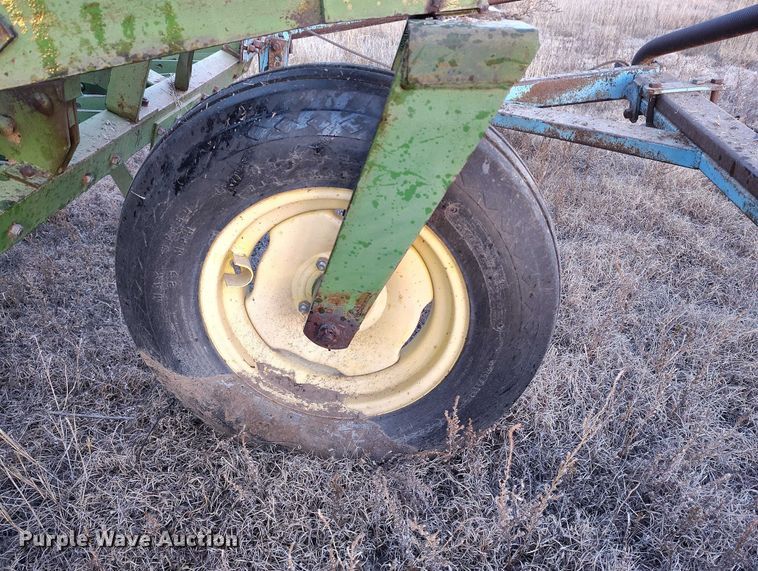 image for item IH9342 John Deere LZ 812 grain drill