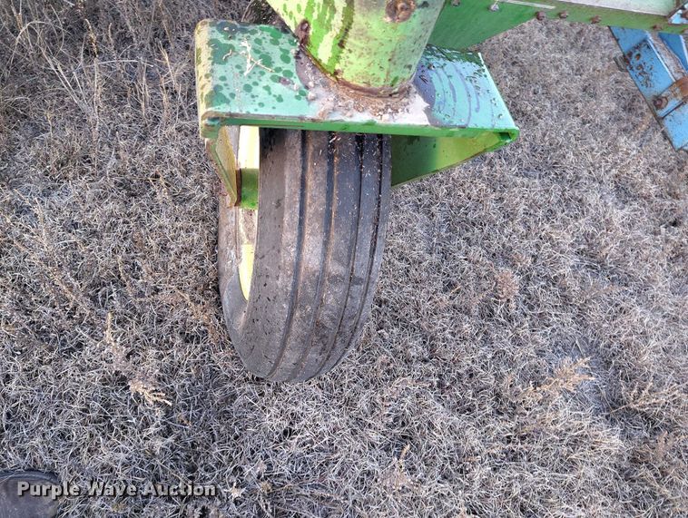 image for item IH9342 John Deere LZ 812 grain drill