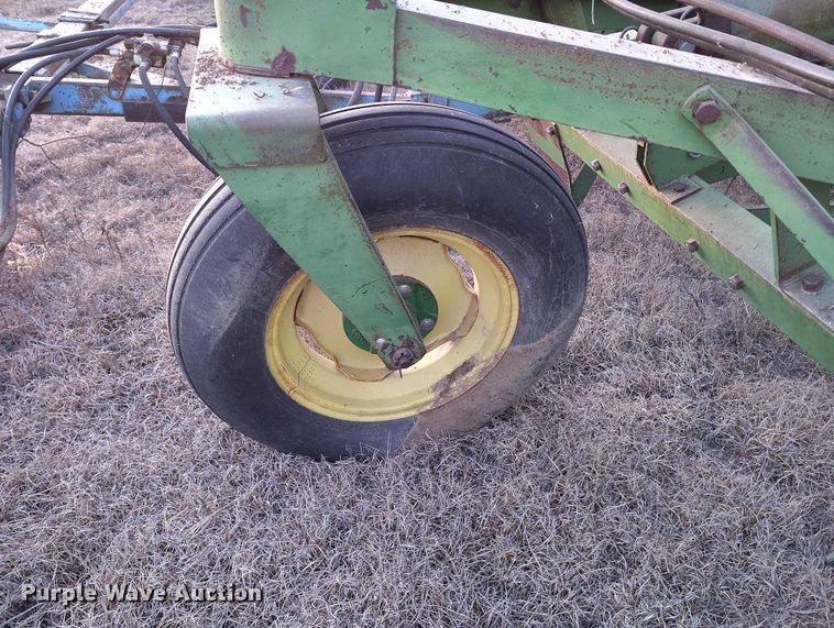 image for item IH9342 John Deere LZ 812 grain drill