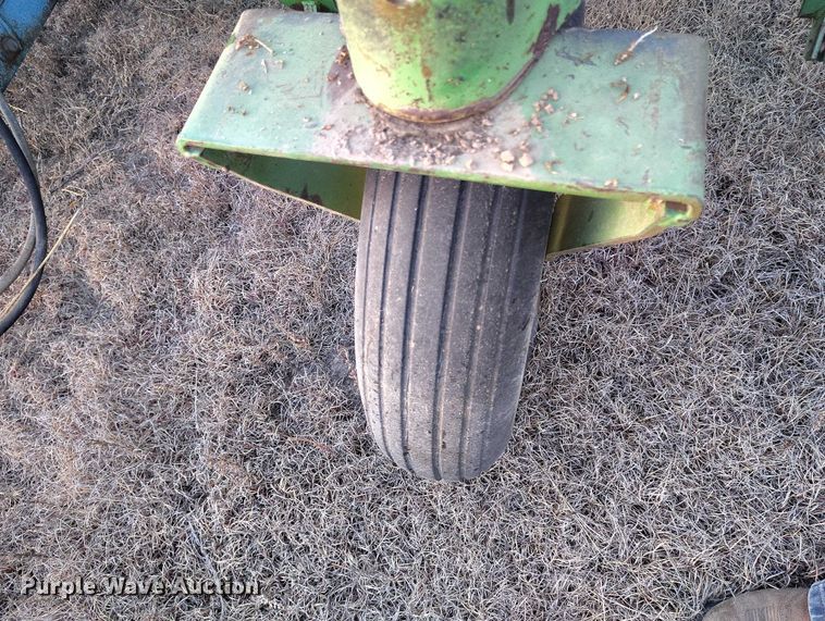 image for item IH9342 John Deere LZ 812 grain drill