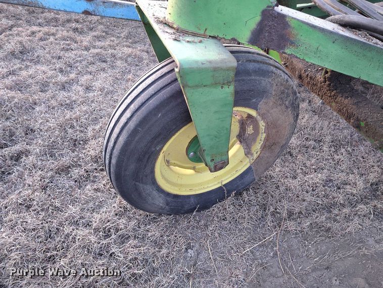 image for item IH9342 John Deere LZ 812 grain drill