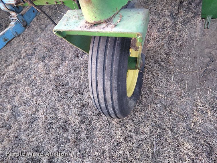 image for item IH9342 John Deere LZ 812 grain drill
