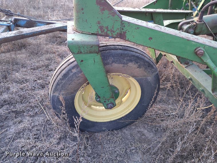 image for item IH9342 John Deere LZ 812 grain drill