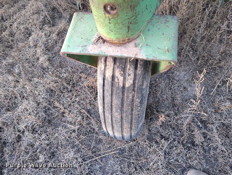 image for item IH9342 John Deere LZ 812 grain drill