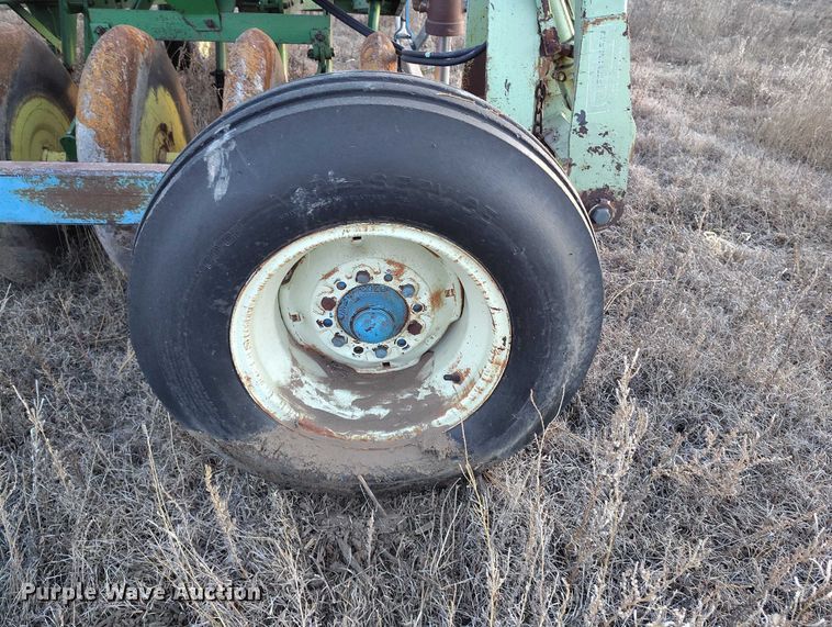 image for item IH9342 John Deere LZ 812 grain drill