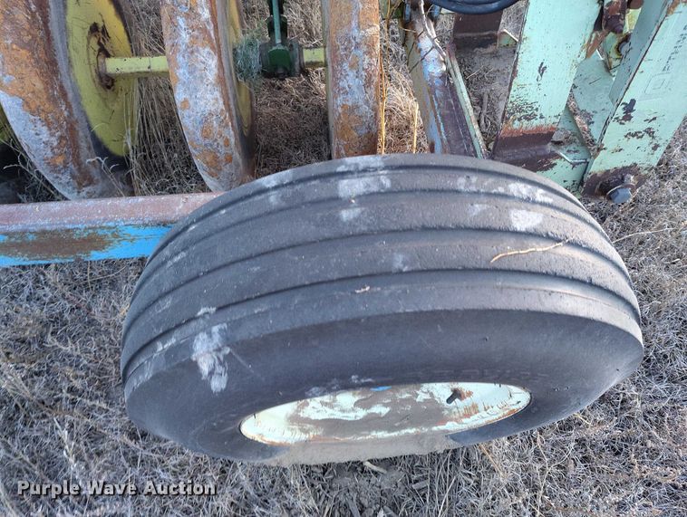 image for item IH9342 John Deere LZ 812 grain drill