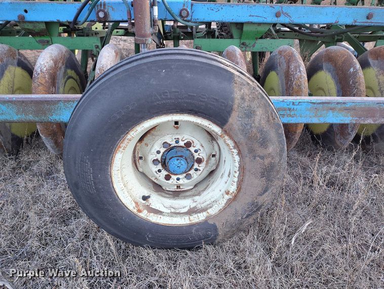 image for item IH9342 John Deere LZ 812 grain drill