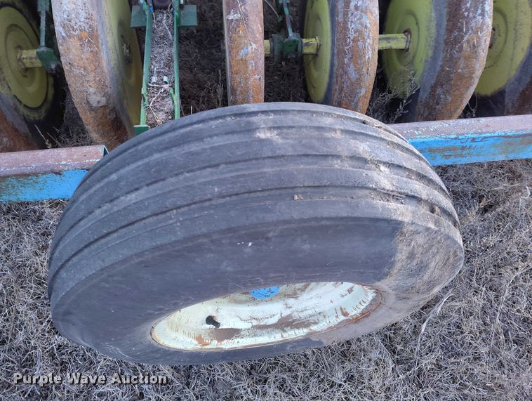 image for item IH9342 John Deere LZ 812 grain drill