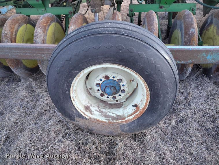 image for item IH9342 John Deere LZ 812 grain drill