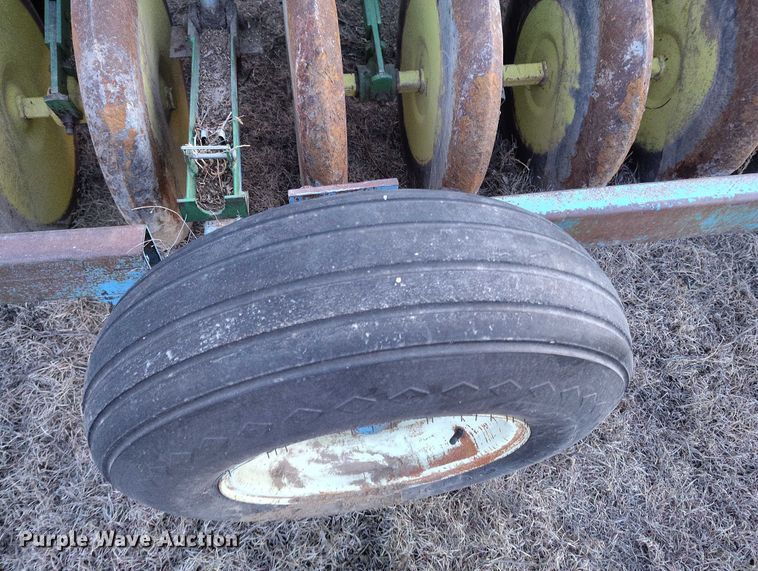 image for item IH9342 John Deere LZ 812 grain drill