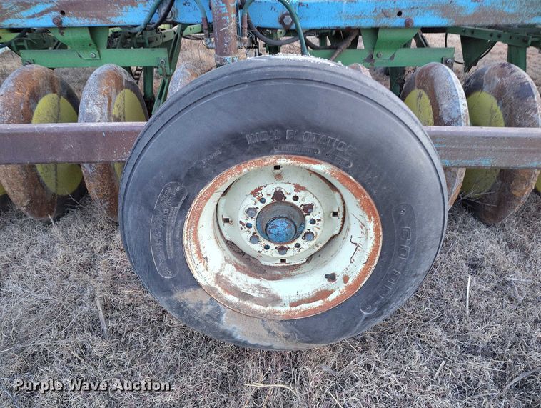 image for item IH9342 John Deere LZ 812 grain drill