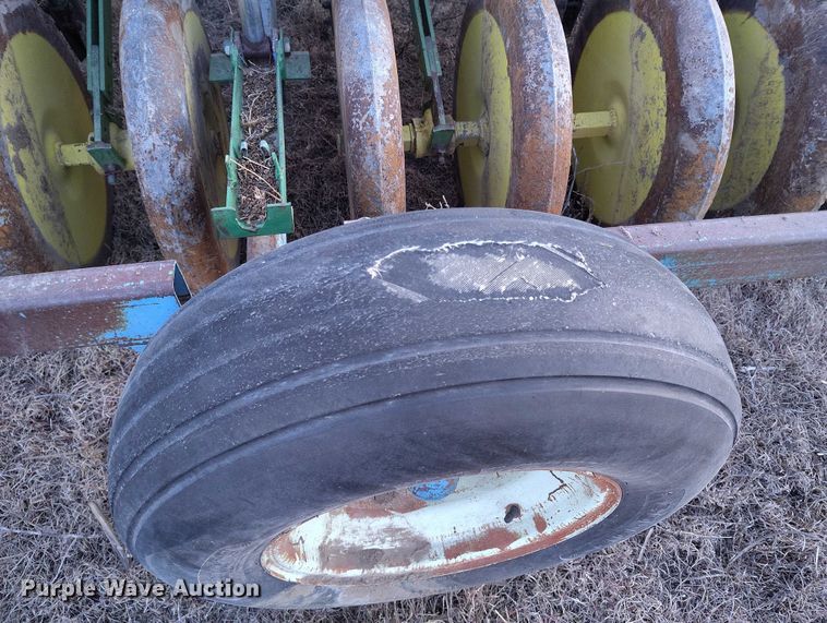 image for item IH9342 John Deere LZ 812 grain drill