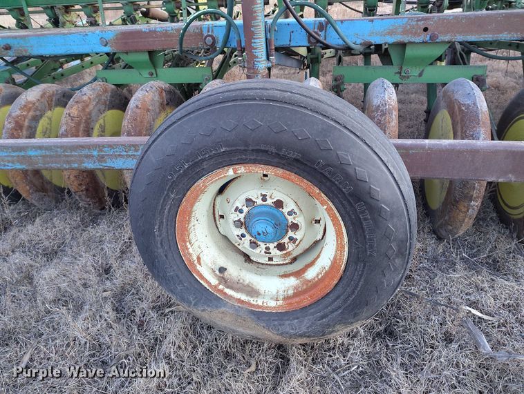 image for item IH9342 John Deere LZ 812 grain drill