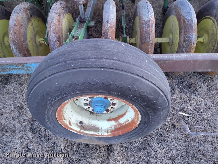 image for item IH9342 John Deere LZ 812 grain drill