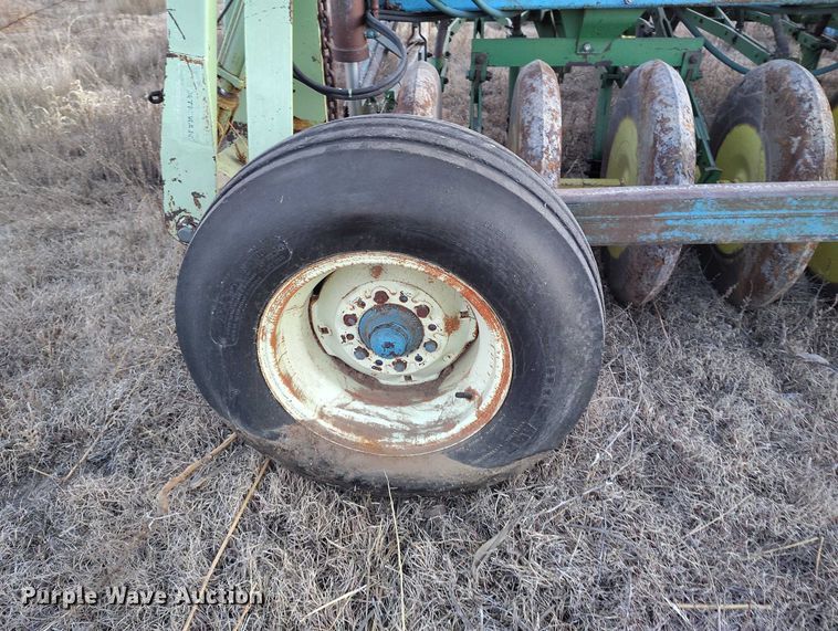 image for item IH9342 John Deere LZ 812 grain drill