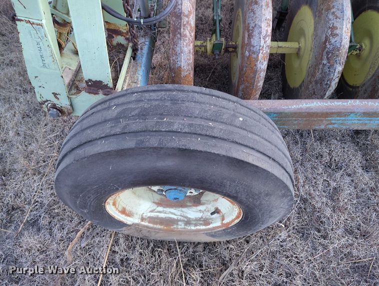 image for item IH9342 John Deere LZ 812 grain drill