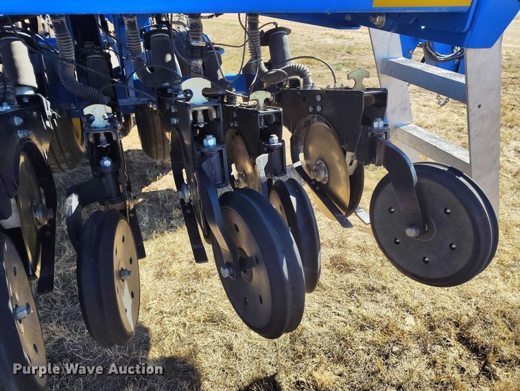 image for item IP9738 2015 Landoll 5531-40X10 grain drill