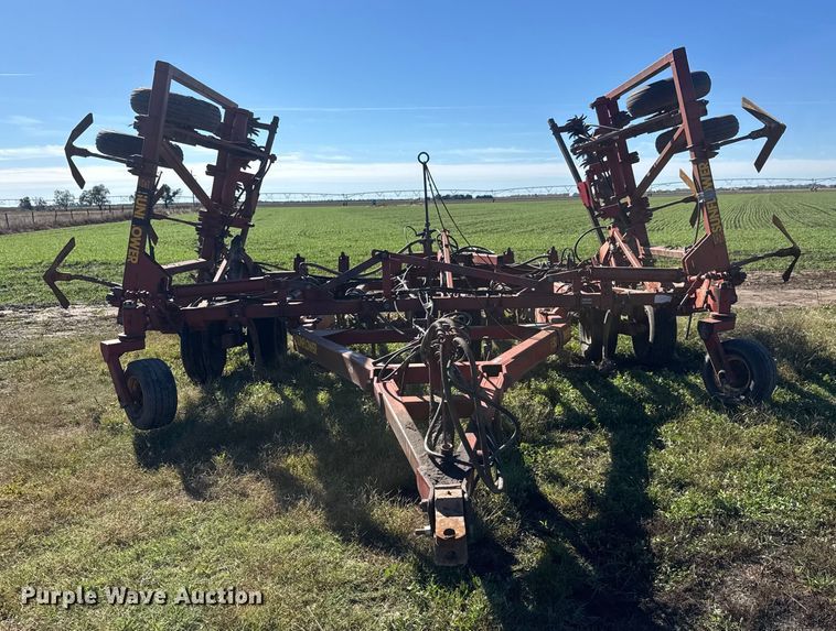 image for item NA9820 Sunflower Fallow-King 3040-28 sweep plow