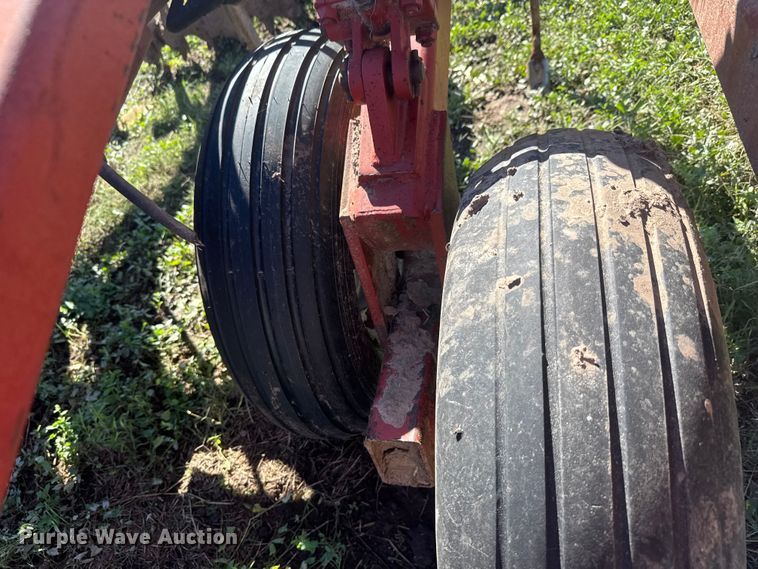 image for item NA9820 Sunflower Fallow-King 3040-28 sweep plow