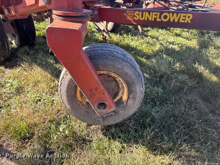 image for item NA9820 Sunflower Fallow-King 3040-28 sweep plow