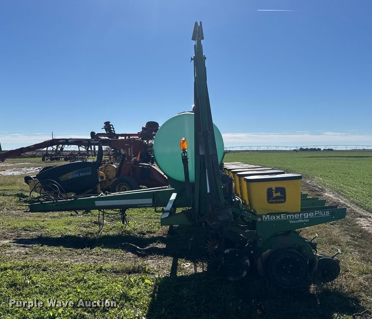 image for item NA9822 John Deere Max Emerge Plus planter