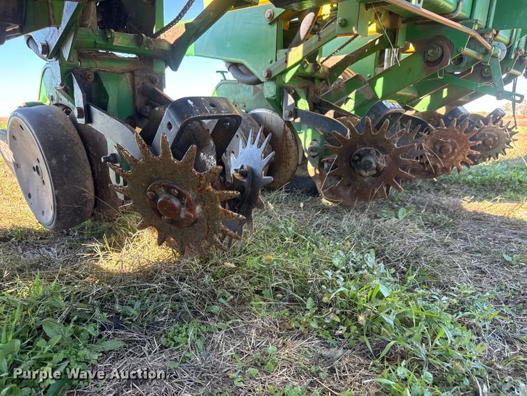image for item NA9822 John Deere Max Emerge Plus planter