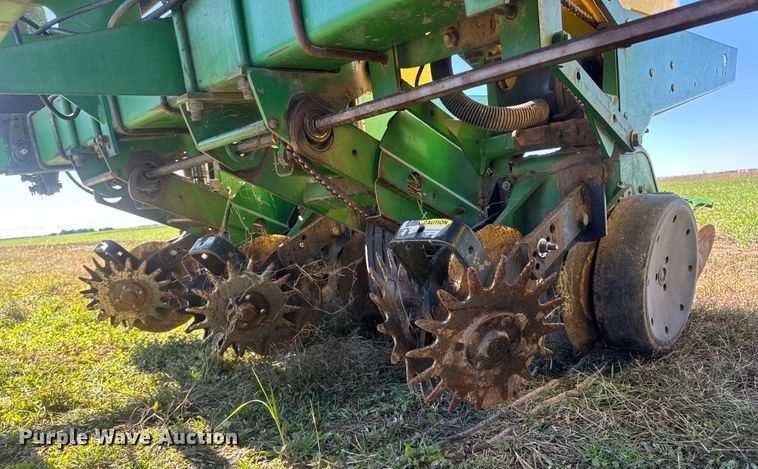 image for item NA9822 John Deere Max Emerge Plus planter