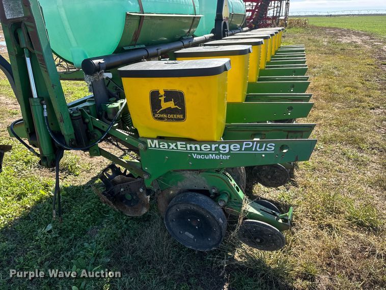 image for item NA9822 John Deere Max Emerge Plus planter