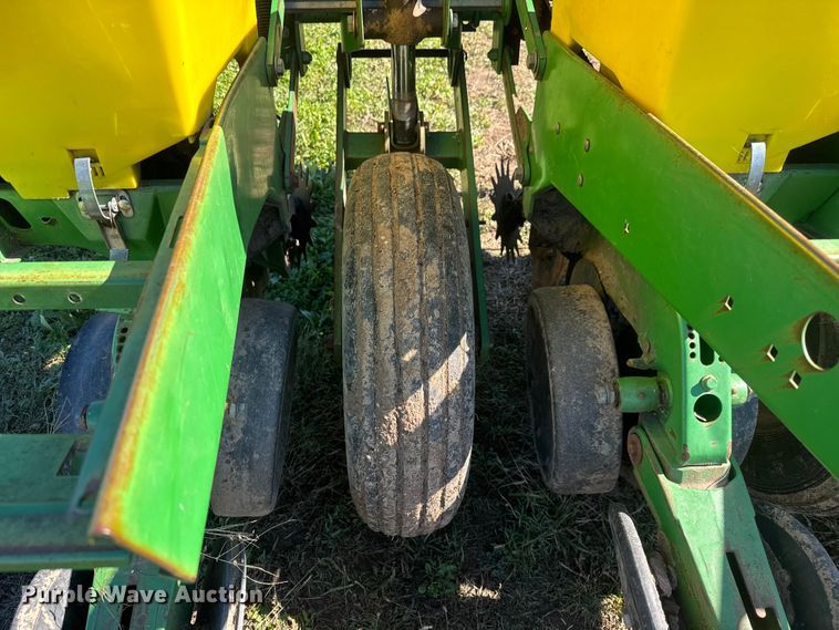 image for item NA9822 John Deere Max Emerge Plus planter