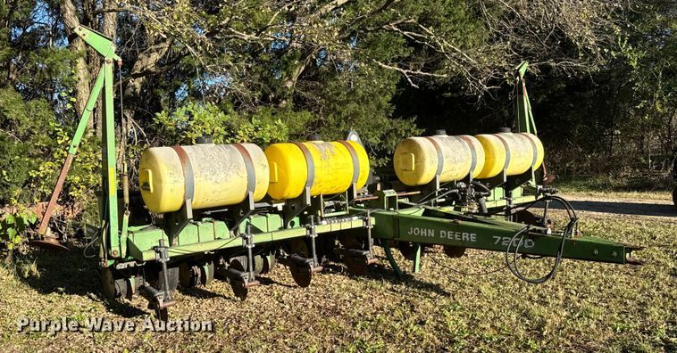 image for item NA9826 John Deere 7200 Max Emerge 2 no-till planter